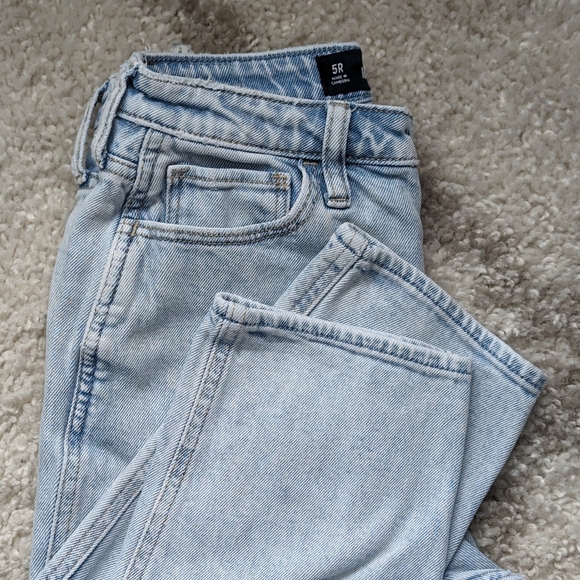Hollister Ultra High-Rise Mom Jeans - Light Wash - 5R - Picture 5 of 11